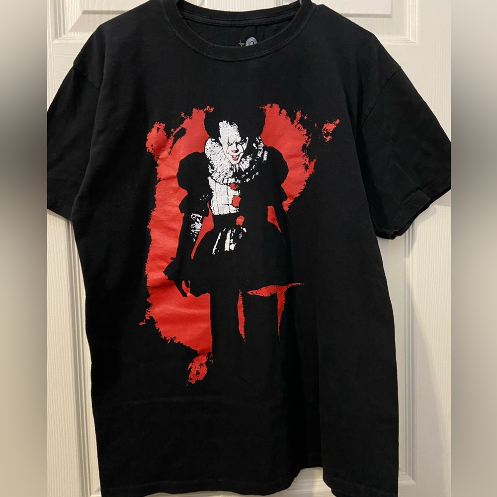 IT chapter 2 movie tee. Men’s sz large. Horror Pennywise